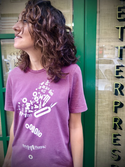 BetterShirts — t-shirt viola con illustrazione rullo e caratteri mobili