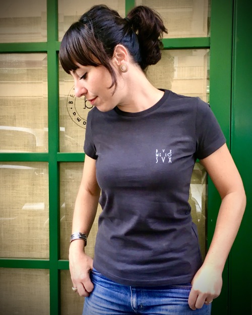 BetterShirts — t-shirt grigio scuro fitted logo piccolo